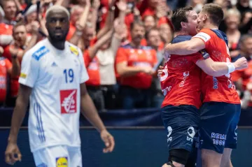 Házenkáři Norska (vpravo) se radují po vítězství nad Francií v utkání ME