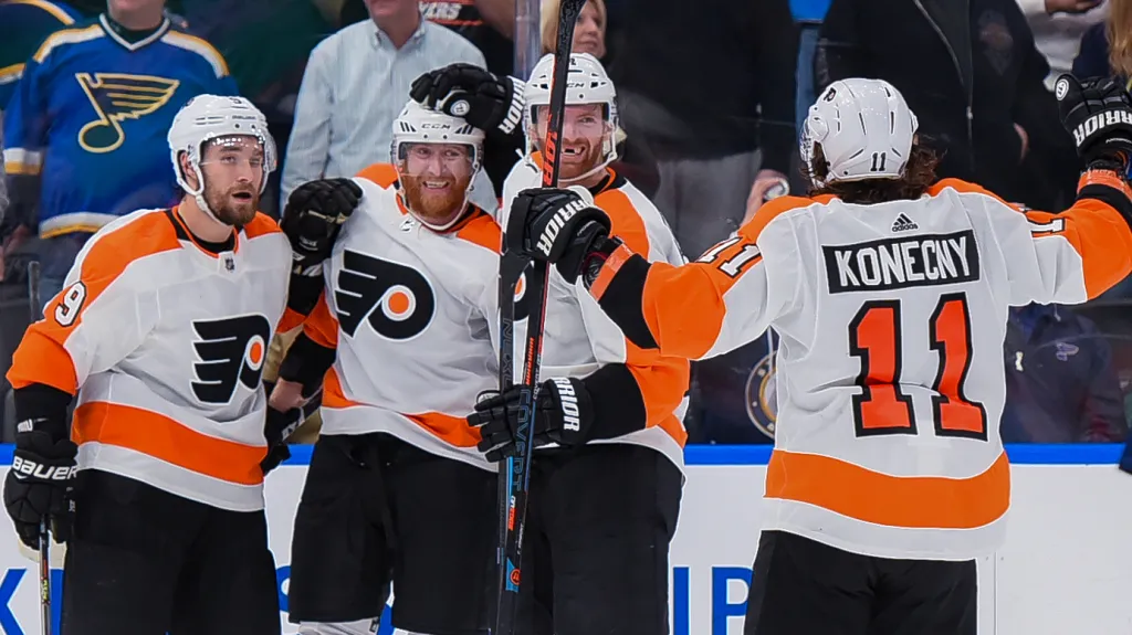 Jakub Voráček slaví gól se spoluhráči