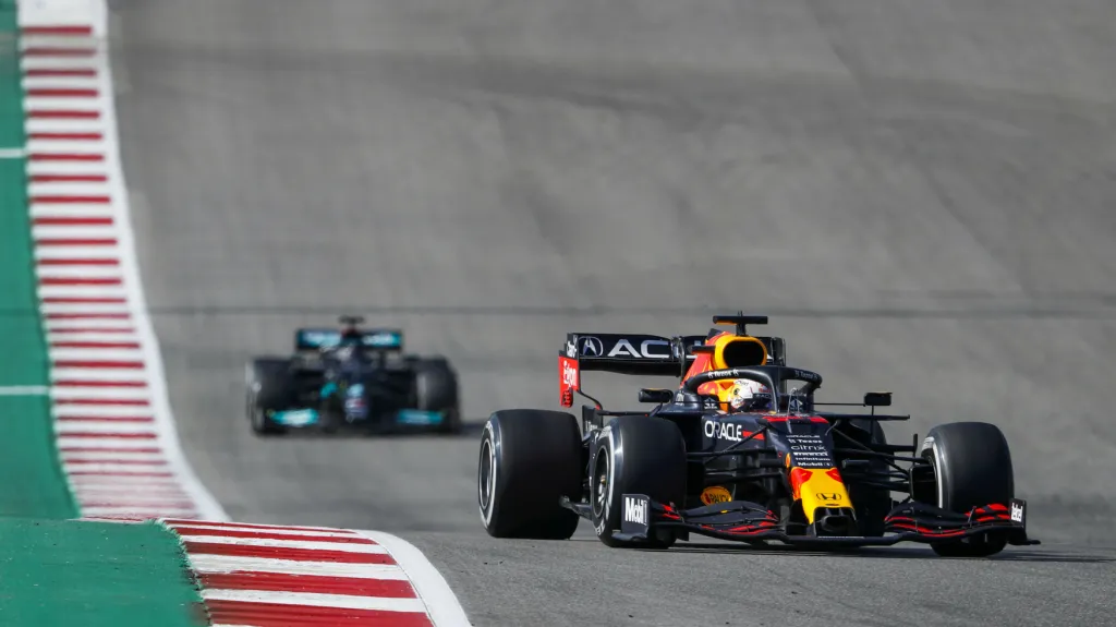 Max Verstappen v Red Bullu před Lewisem Hamiltonem
