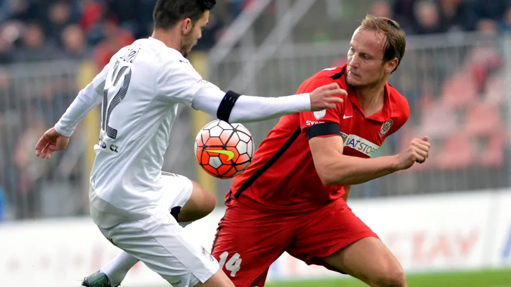 Brněnský Pavel Košťál (vpravo) se snaží sebrat míč Michalu Ďurišovi z Plzně