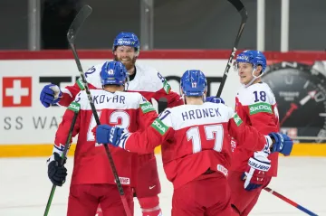 Jan Kovář (vlevo) oslavuje se spoluhráči gól na MS