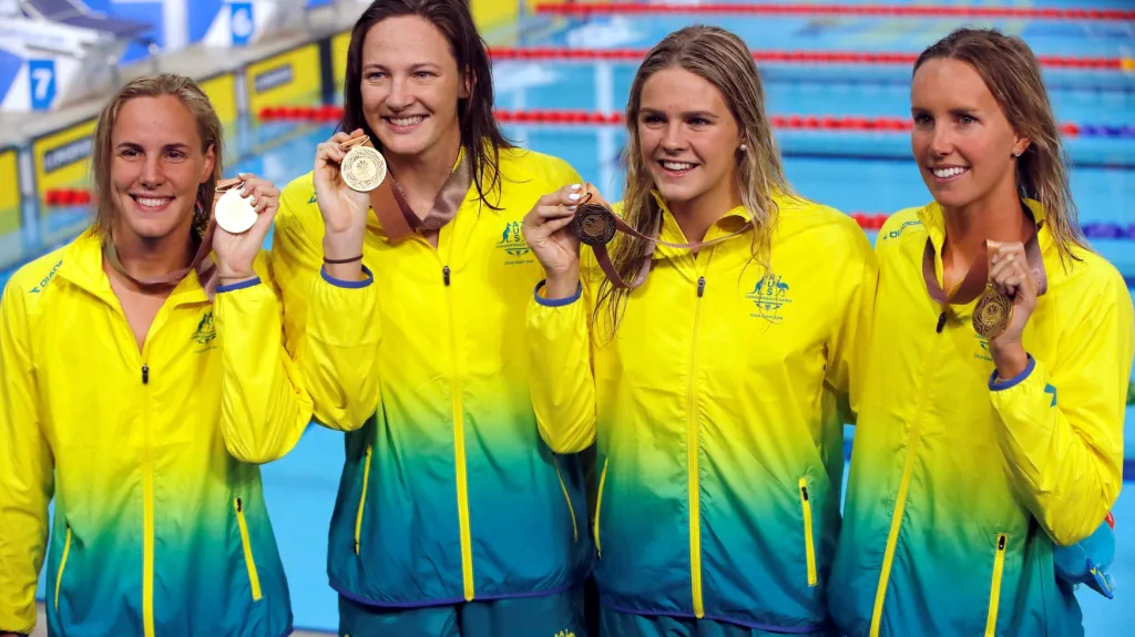 Shayna Jacková (třetí zleva) jako členka australské štafety na Hrách Commonwealthu 