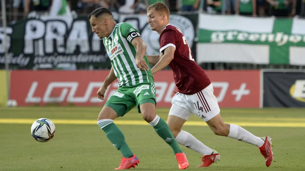 Martin Dostál z Bohemians 1905 (vlevo) v souboji s Matějem Polidarem ze Sparty