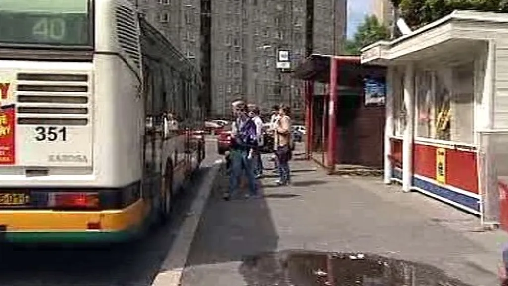 Autobus na zastávce