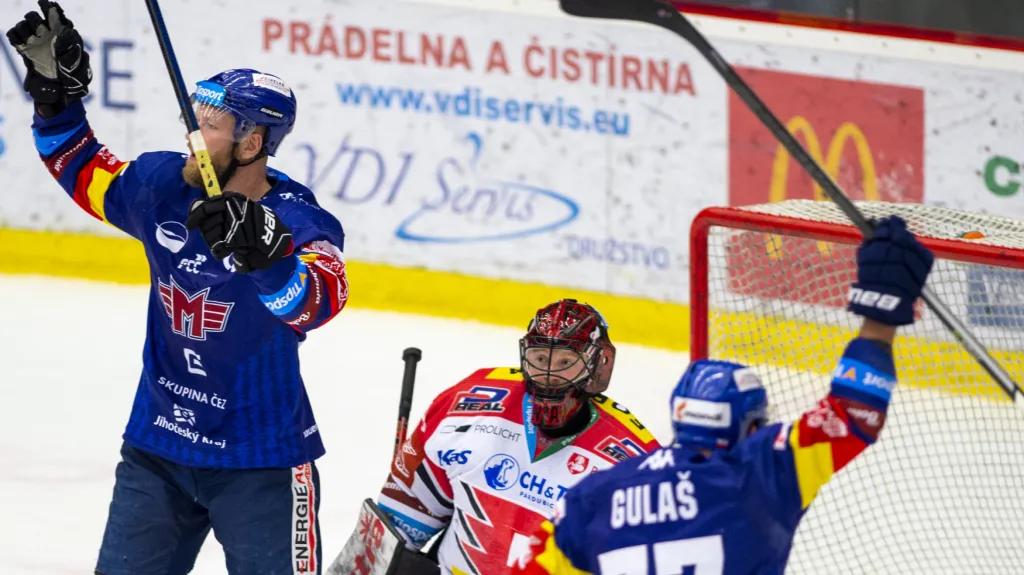 Hokejisté Českých Budějovic oslavují gól 