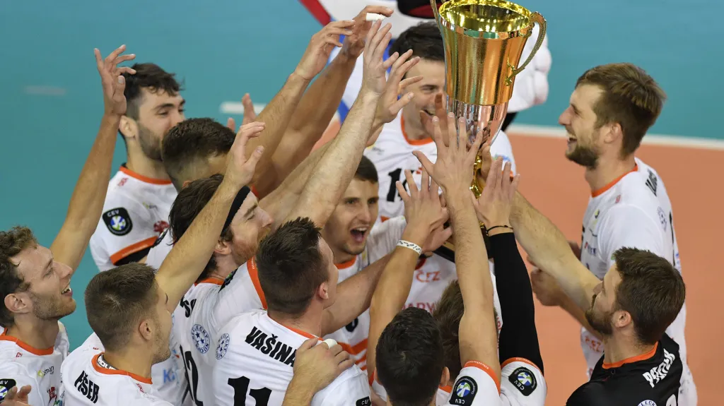 Volejbalisté Karlovarska slaví vítězství v Superpoháru