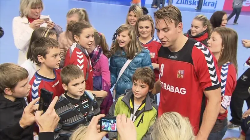 Filip Jícha byl po zápase v obležení fanoušků