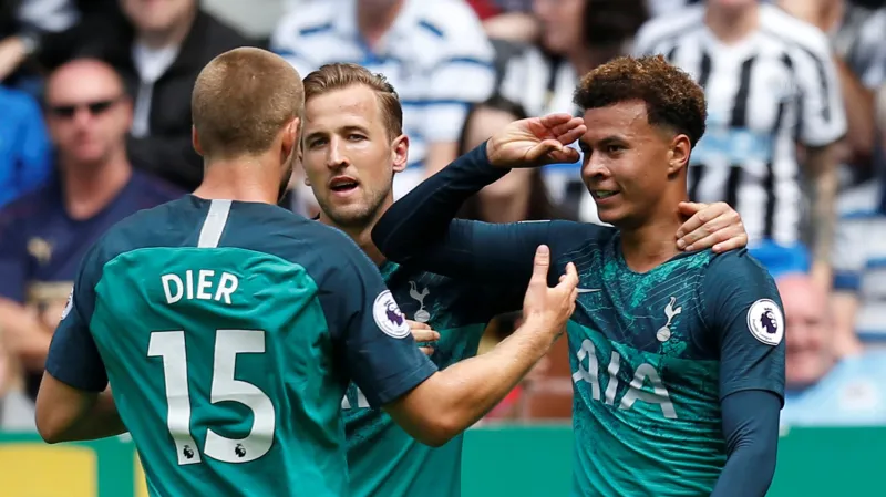 Fotbalisté Tottenhamu slaví gól Alliho