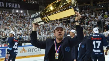 Liberecký trenér Filip Pešán se raduje s trofejí pro vítěze extraligy
