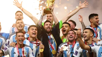 Messi pozvedl vytouženou trofej pro vítěze mistrovství světa