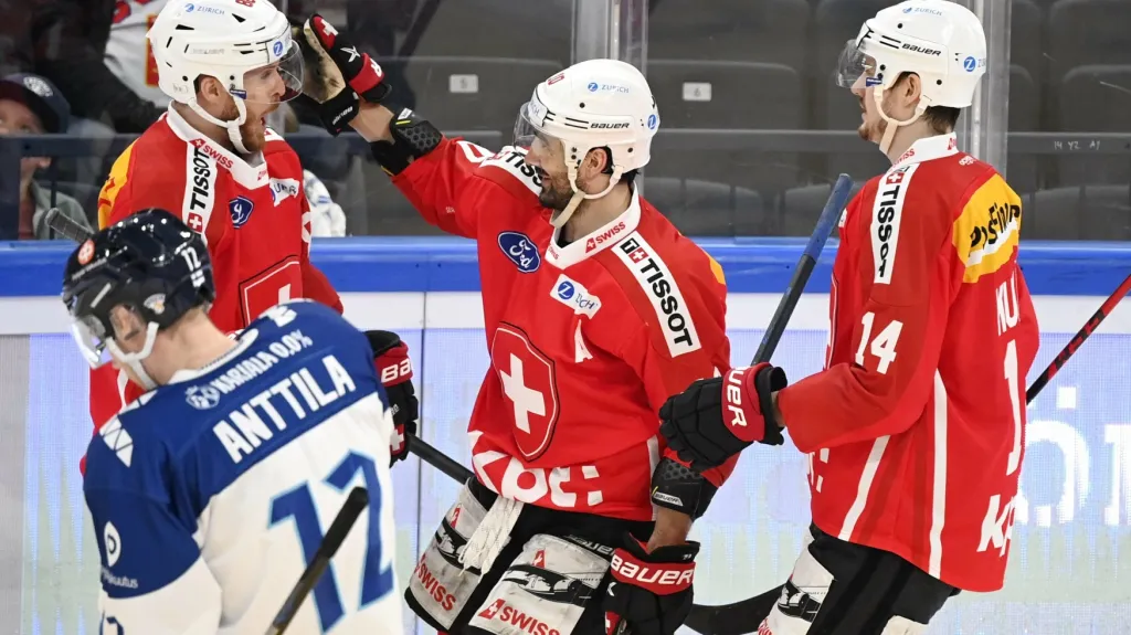 Radost švýcarských hokejistů z gólu proti Finům