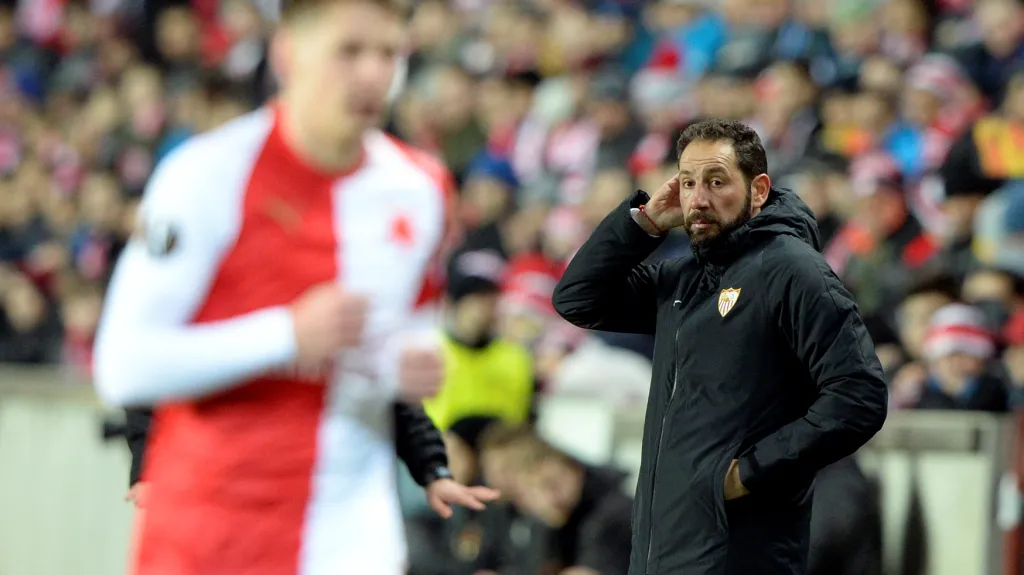 Kouč Sevilly Pablo Machín během utkání se Slavií