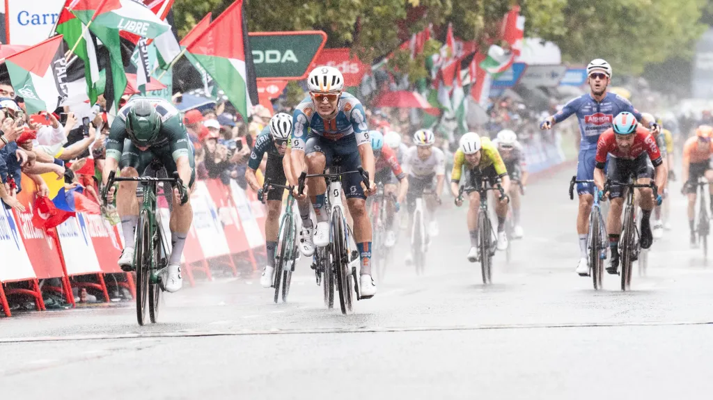 Kaden Groves (vlevo) poráží Pavla Bittnera