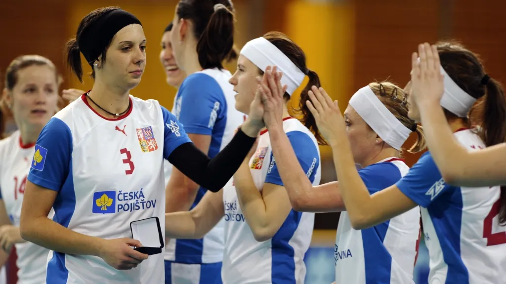 Gabriela Žůrková (druhá zleva) se raduje se svými spoluhráčkami po vítězství nad Lotyšskem