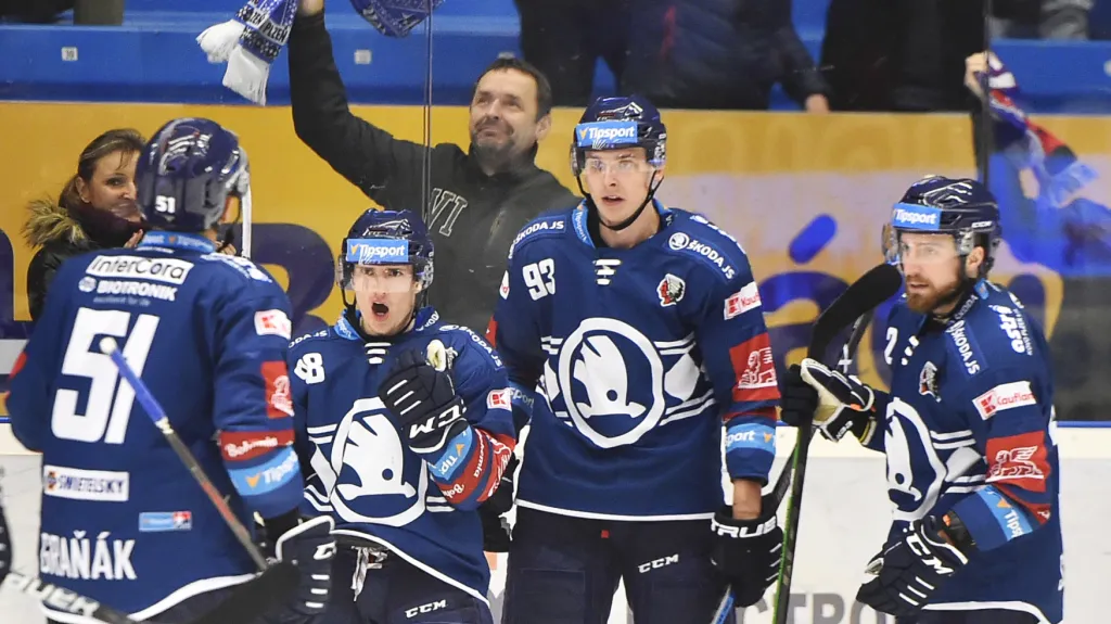 Hokejisté Plzně slaví branku