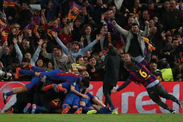 Fotbalisté Barcelony se radují z postupového gólu v Lize mistrů