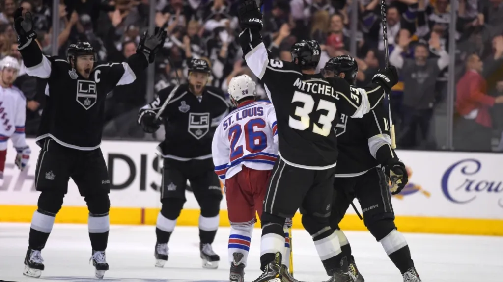 Radost hráčů Los Angeles Kings po brance Dustina Browna