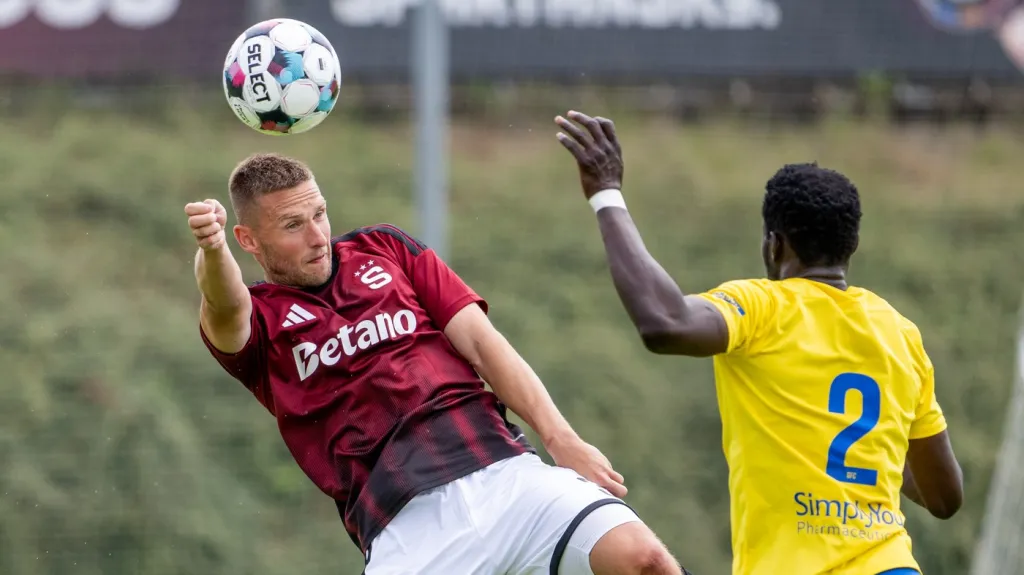 Pavel Kadeřábek ze Sparty a Aliou Diao z Opavy (zleva)