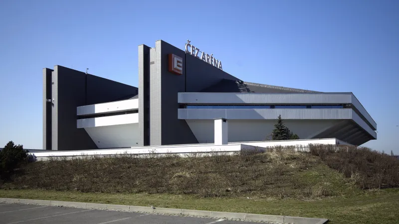 Technici proměňují ČEZ arénu z tenisové haly na hokejovou