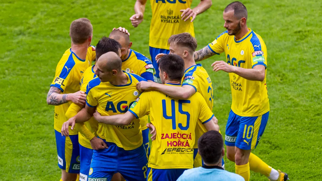 Hráči Teplic slaví Kučerův gól