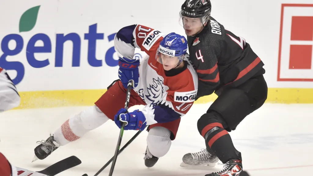 Matěj Pekař v souboji s Bowenem Byramem