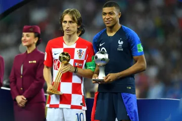 Nejlepší hráč MS Chorvat Luka Modrič (vlevo) a nejlepší mladý hráč MS Kylian Mbappé