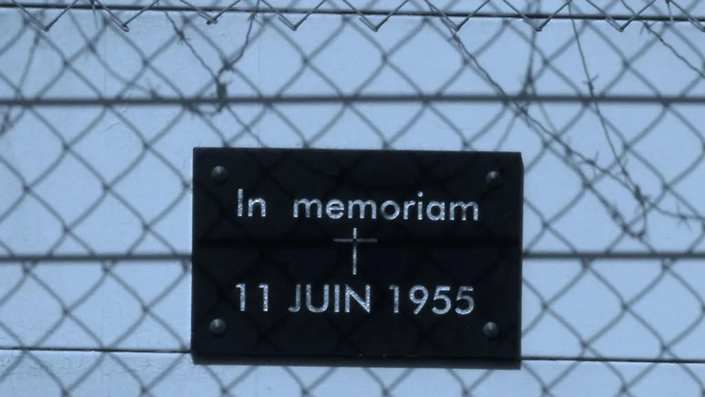 Pamětní deska připomínající tragédii z 11. června 1955