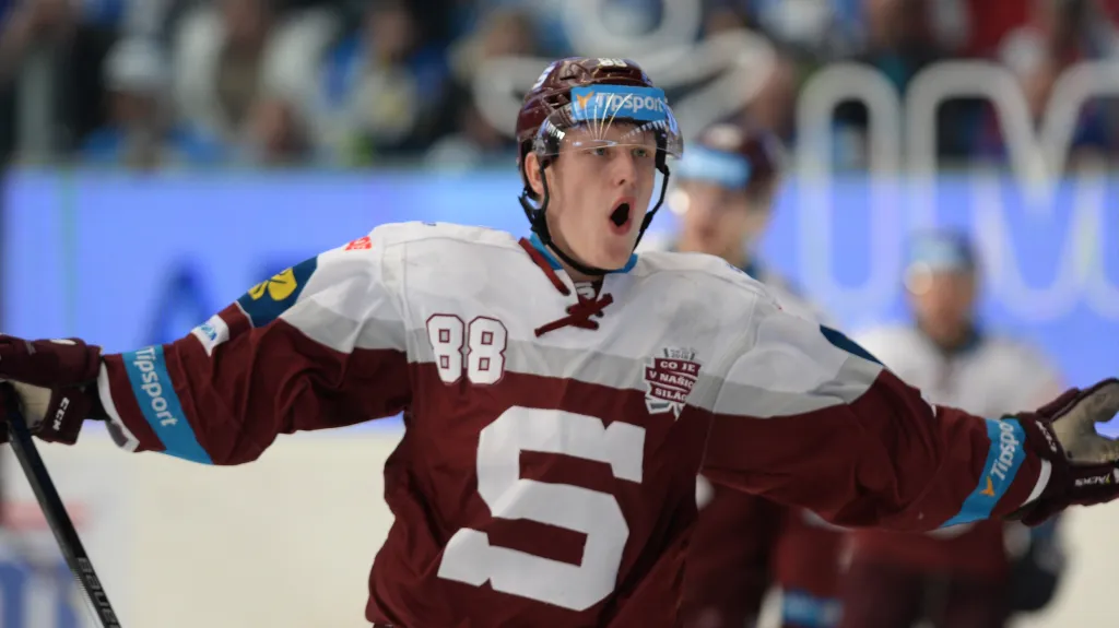 Miroslav Forman ze Sparty se raduje z gólu