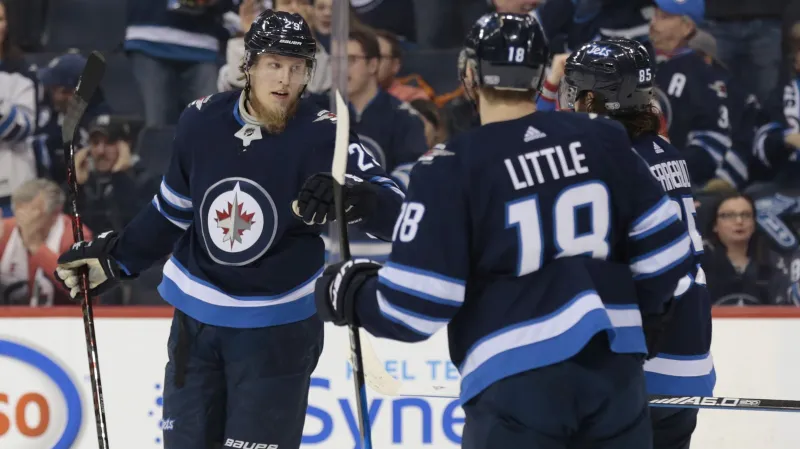 Patrik Laine se raduje se spoluhráči