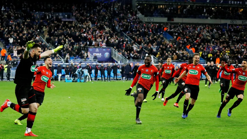 Český brankář Tomáš Koubek slaví s Rennes zisk Coupe de France po penaltách s PSG