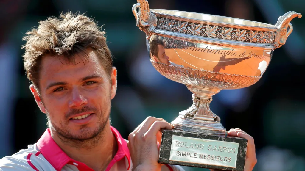 Stan Wawrinka s trofejí pro vítěze French Open