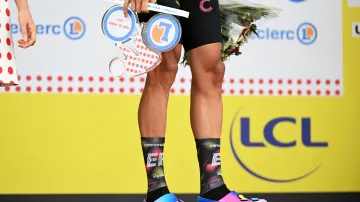 A růžových crocsů, se kterými vyrukovala stáje EF Education First-EasyPost