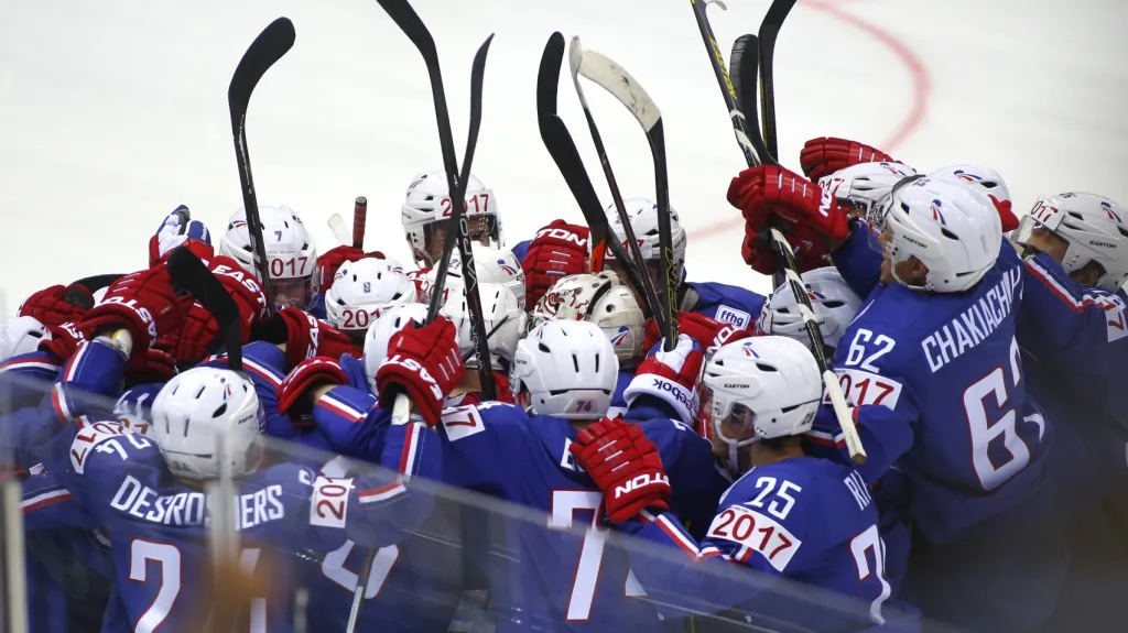 Hokejisté Francie slaví výhru nad Kanadou