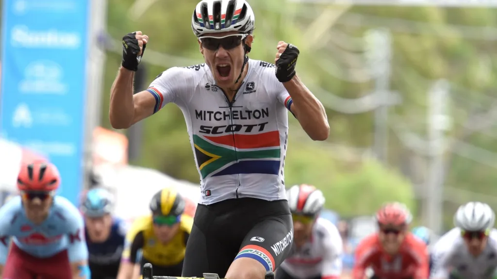 Daryl Impey se raduje z vítězství 