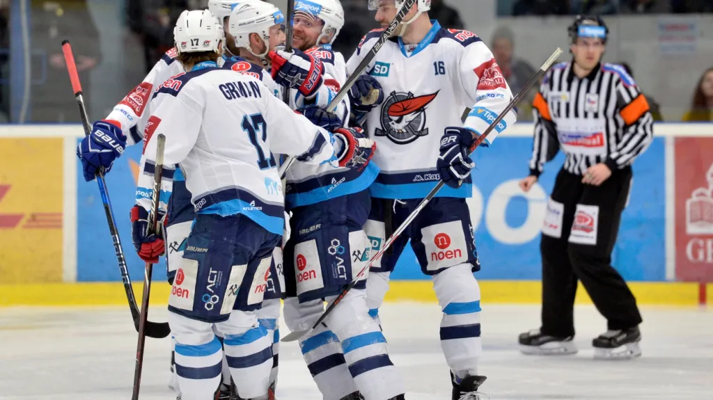 Hokejisté Chomutova se radují z gólu