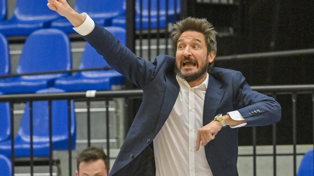 Temperamentní kouč Sassari Gianmarco Pozzeco