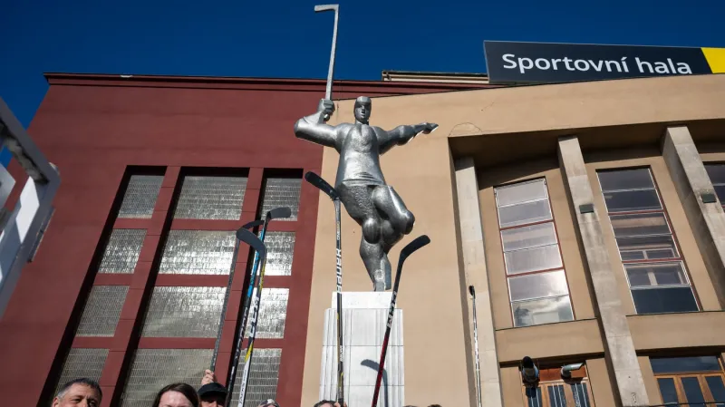Na Výstaviště se po roce vrátila ikonická plastika Hokejista