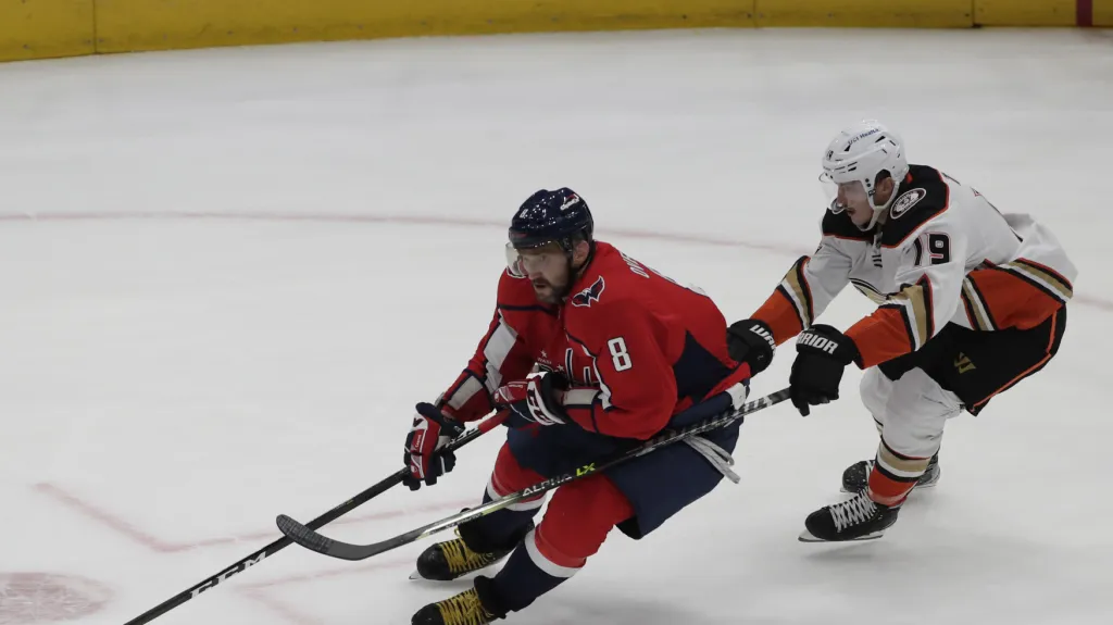 Alexandra Ovečkina stíhá Troy Terry