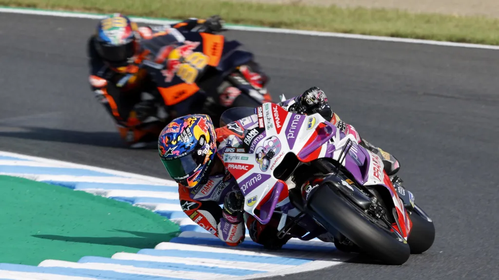 Jorge Martín ve vedení před Bradem Binderem