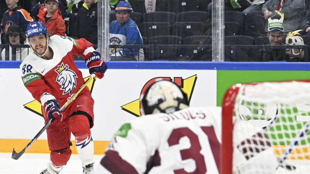 David Pastrňák střílí na lotyšskou branku v utkání mistrovství světa