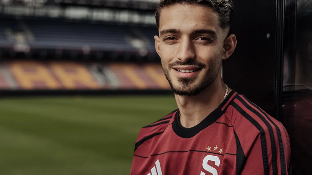 Albion Rrahmani pózuje na Letné 