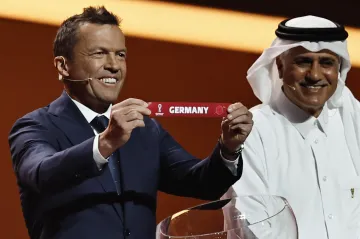 Legendární Lothar Matthäus během losu MS v Kataru