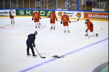Michal Kempný (vpravo) na tréninku české hokejové reprezentace