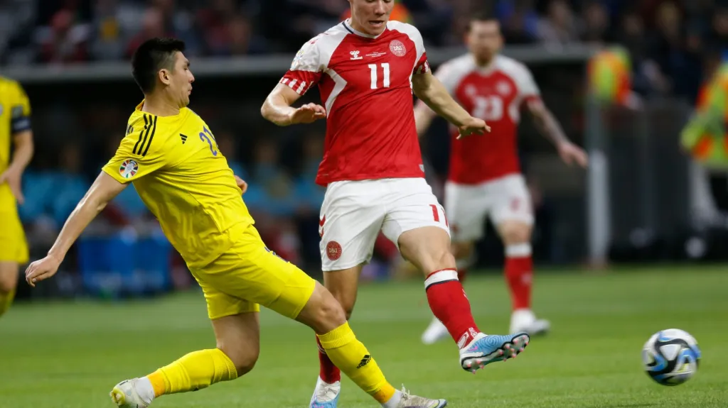 Kazašský obránce Abzal Beysebekov a dánský útočník Rasmus Höjlund