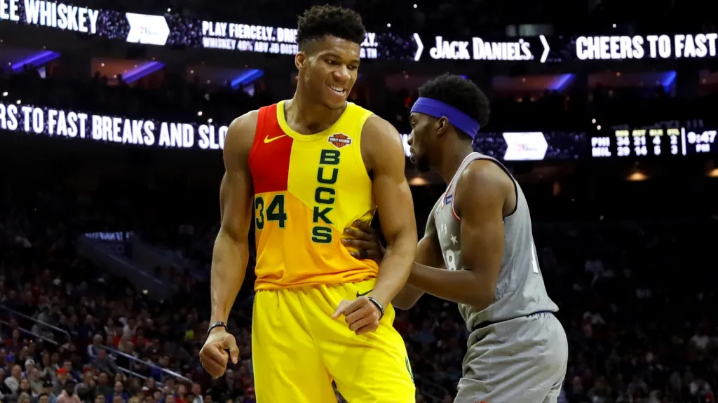 Giannis Antetokounmpo proti Philadelphii slaví koš