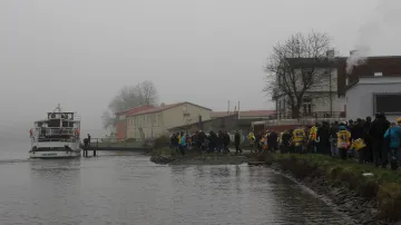 Nástup na loď v zamlžené ústecké části Vaňov