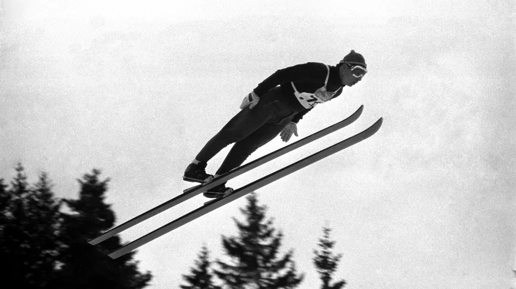 Jiří Raška na ZOH 1968 při skoku z velkého můstku