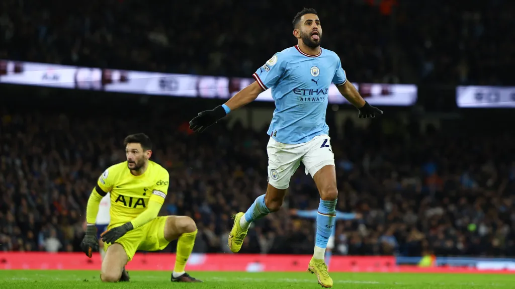 Rijád Mahriz z Manchesteru City se raduje z gólu v síti Tottenhamu