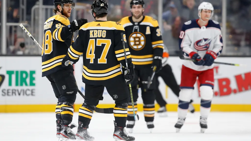 David Pastrňák slaví se spoluhráči