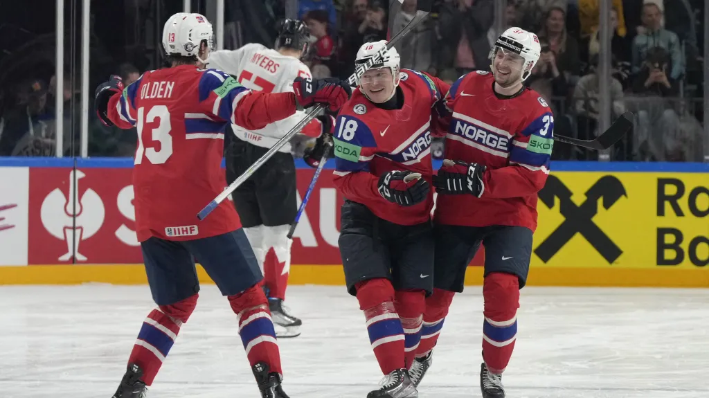 Radost norských hokejistů po triumfu nad Kanadou